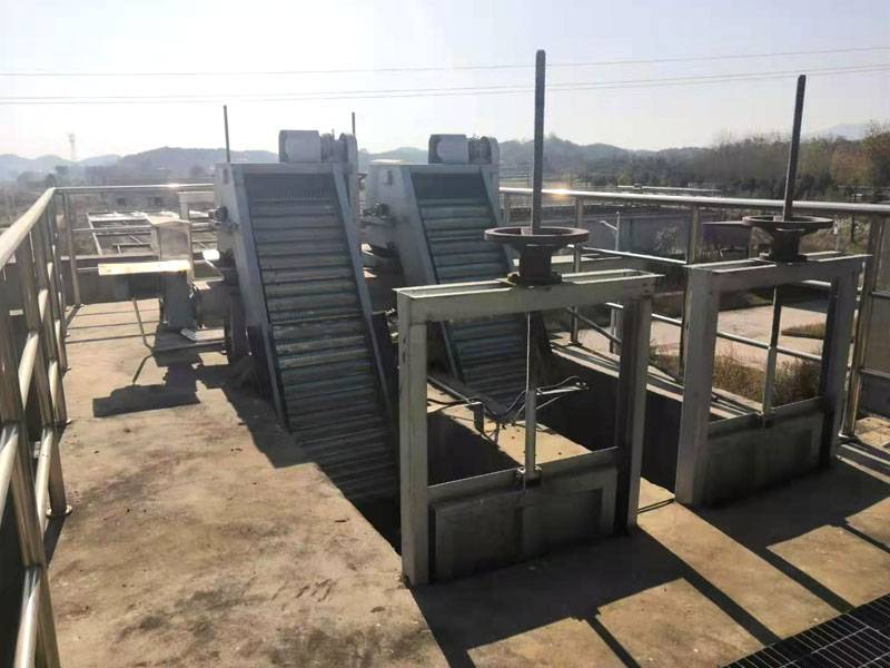 格栅除污機(jī)和(hé)閘門(mén)2